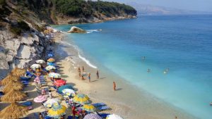 Për pronarët shqiptarë të rërës, shkëmbinjve, ujit dhe diellit!