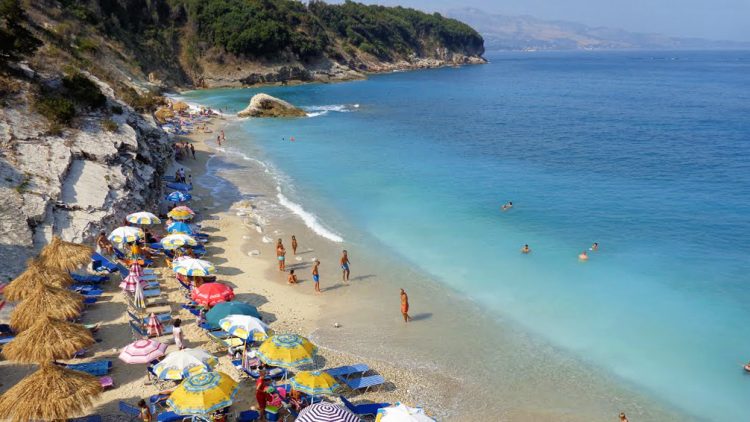 Për pronarët shqiptarë të rërës, shkëmbinjve, ujit dhe diellit!