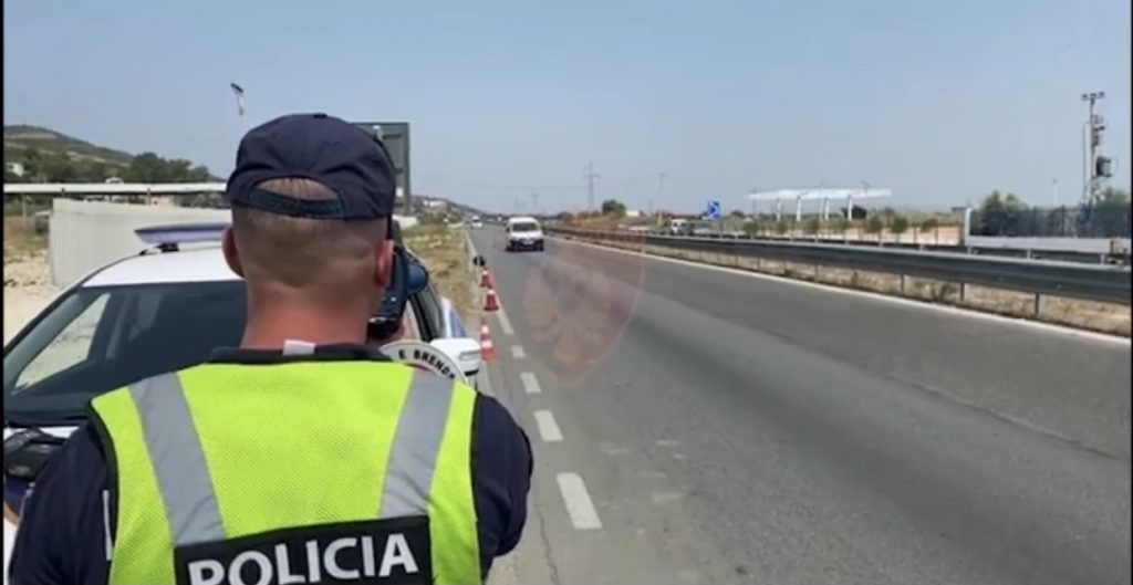 Bllokuan trafikun për video në “Tik Tok”, ja sa ishte gjoba për ‘shoferen’ pa patentë