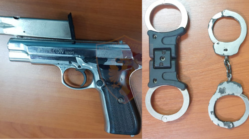 Me pistoletë në çantë dhe pranga  në banesë, arrestohet 20-vjeçari në Durrës. Gjatë kontrollit në banesë policia i gjeti…