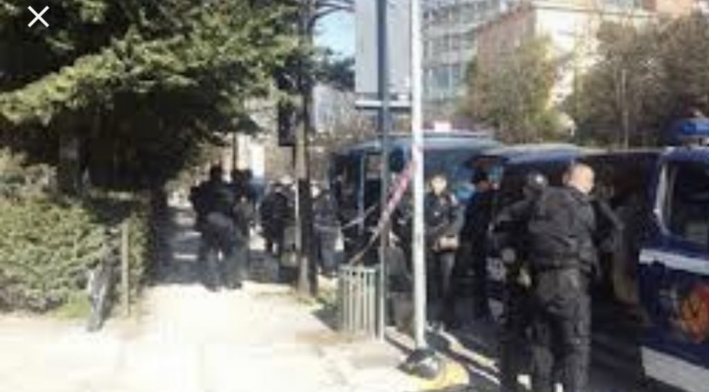 Pranga në Elbasan: 3 klientë kundërshtuan policinë