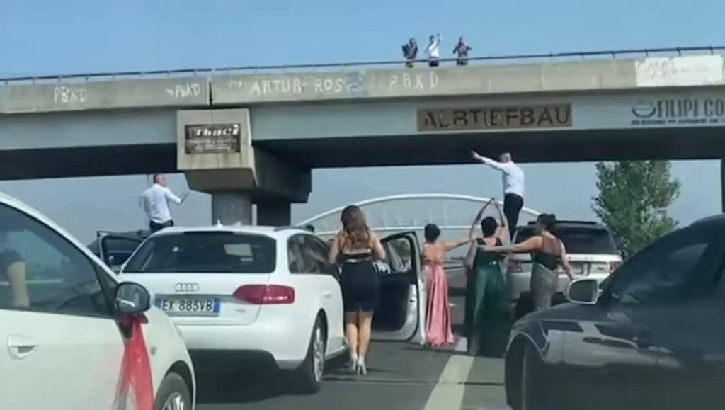 Aheng në mes të autostradës, dasmorët bllokojnë trafikun e makinave dhe ja marrin valles në rrugë