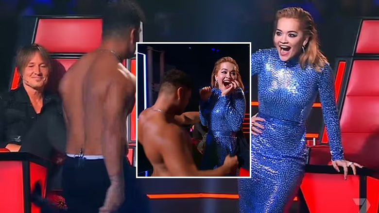 Konkurrenti i “The Voice Australia” nuk i reziston Rita Orës, zhvishet para saj