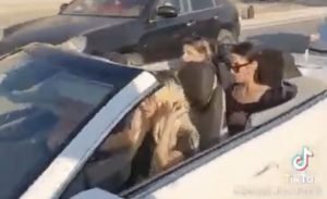 Publikohen pamjet e plota me dron/ Shampanjë, muzikë të lartë, kërcim dhe trafik