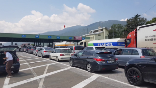 Pala kosovare u kërkon pasaportë vaksine ose test Covid-i/ Disa qytetarë tentojnë bllokimin e pikës hyrëse në Morinë, ndërhyn policia