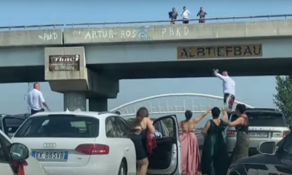 Bllokuan autostradën duke kërcyer/ Policia gjobit dasmorët