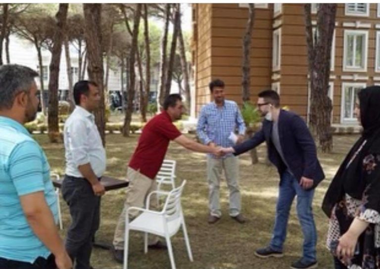 Sorosi i vogēl mbërrin në Durrës, viziton punonjësit afganë të fondacionit