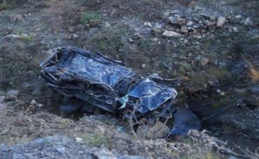 Makina del nga rruga dhe bie nga lartësia në Dajt, 2 të plagosur