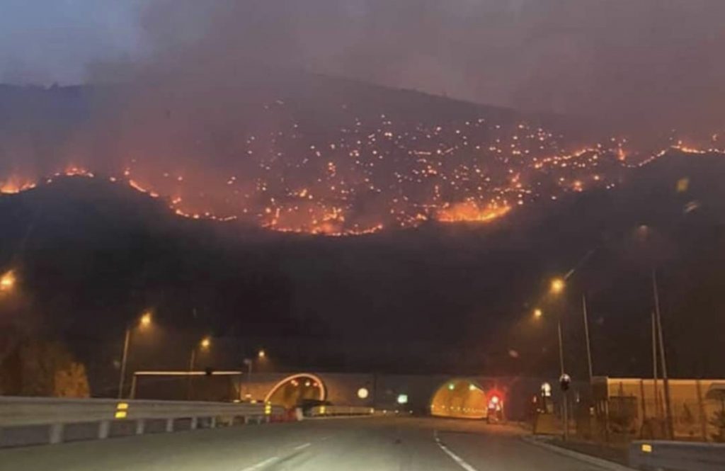 Tuneli i Kalimashit i “mbërthyer” nga flakët, mbërrijnë 34 zjarrfikës nga Prishtina