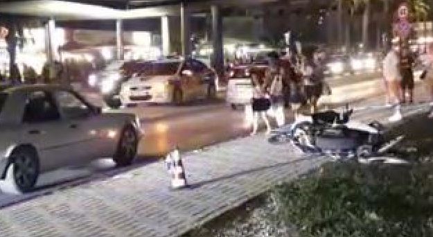 Aksident i rëndë në Lungomare, makina godet motorin dhe e nxjerr jashtë rruge