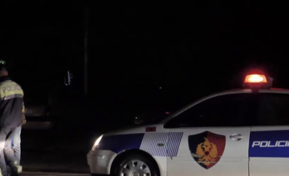 Aksident në Lushnje, makinë merr flakë në ecje dhe del nga rruga!