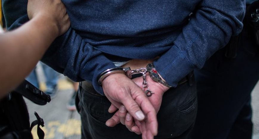 Kërcënon prindërit  me sopatë arrestohet 27-vjeçari