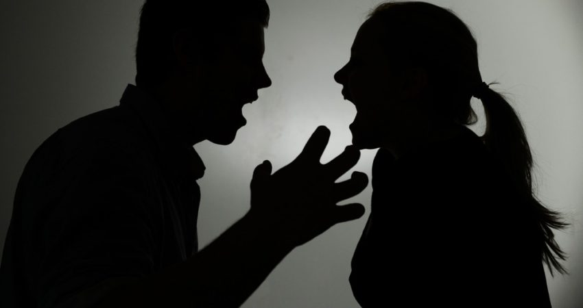 Motra e divorcuar rrihet me vëllanë, shkulin edhe kapakun e bidesë