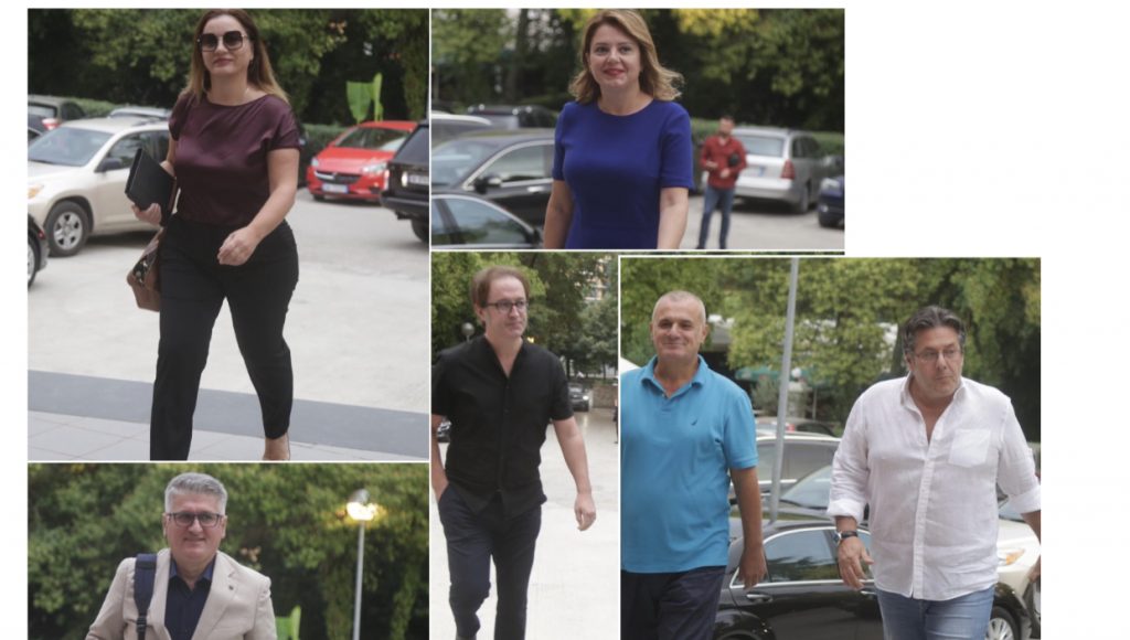 Një ditë para seancës, deputetët  demokratët hyjnë në selinë blu për mbledhjen e Kryesisë