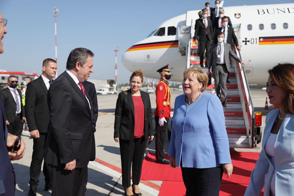 Mbërrin kancelarja gjermane Angela Merkel, pritet në aeroport nga ministrja e Jashtme dhe ambasadori gjerman