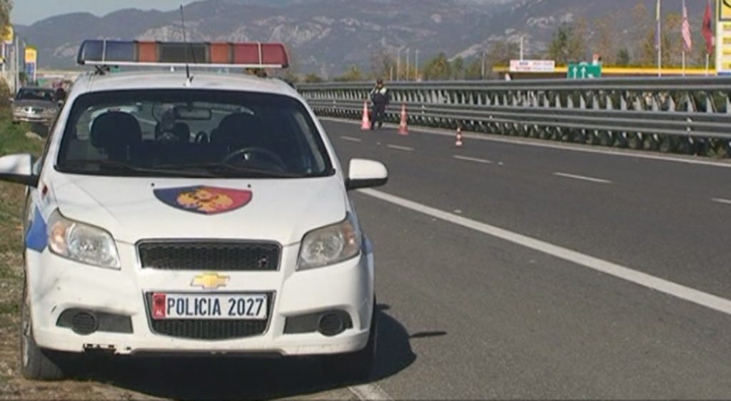 Makina del nga rruga dy të palgosur
