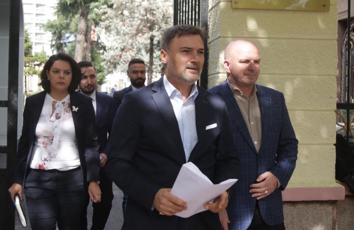 PD kërkesë për hetimin e zgjedhjeve/ Alibeaj rendit çështjet: Nga ndalimi i emigrantëve për të votuar, tek legalizimet, rritja e pagave, patronazhistët…