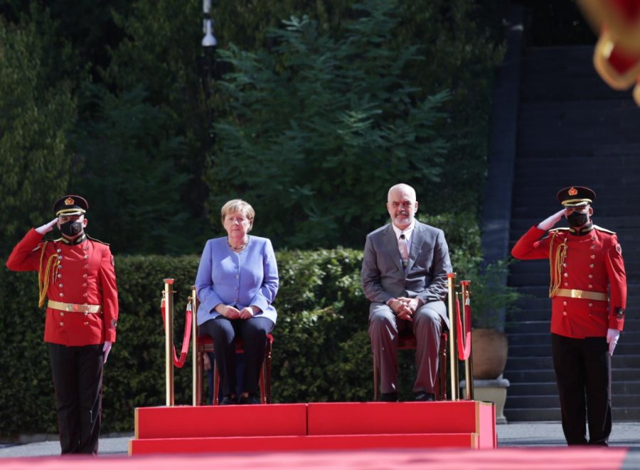 Merkel ‘refuzon’ dorën e Ramës, himni ulur dhe incidenti me makinën