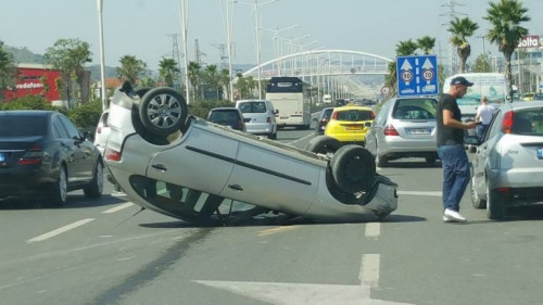 Aksident në aksin Tiranë-Durrës/ Përplasen tre automjete