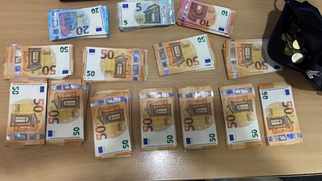 Kapet në kufi furgoni me mbi 12 mijë euro të padeklaruara