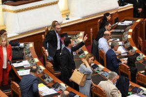“Turp t’iu vijë”! Basha me tone të ashpra në Kuvend, çfarë i tha Ballës e Nikollës para se të dilte nga salla