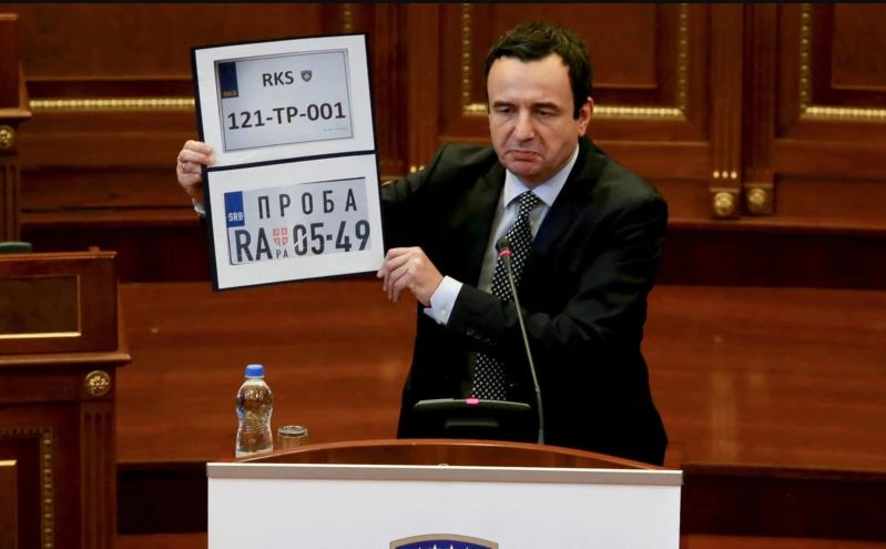 Albin Kurti i bën thirrje Serbisë: T’i heqim targat e përkohshme!