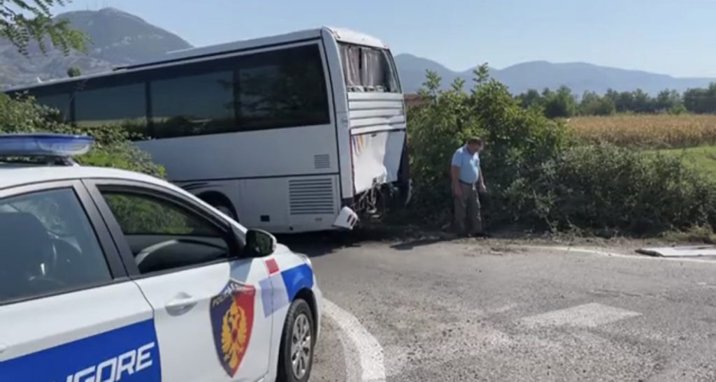 Aksident i rëndë në aksin Lezhë-Milot, autobusi me pasagjerë del nga rruga pasi u godit nga kamioni