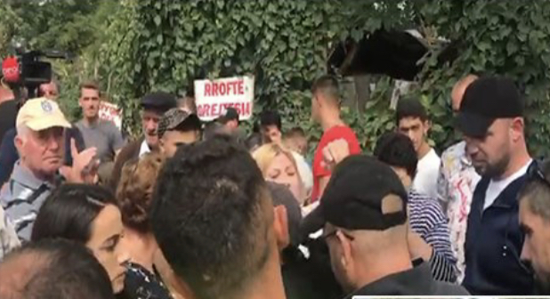 Protesta / Banorët e Laknasit përplasen verbalisht me punëtorët e thertores