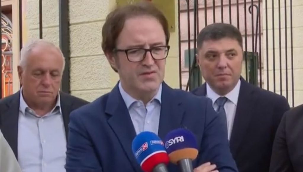 Opozita shkon fizikisht në sallë, komisioni online. Ironizon Alizoti: E tmerrshme për vendin që “ikona e modës shqiptare Edi Rama”…
