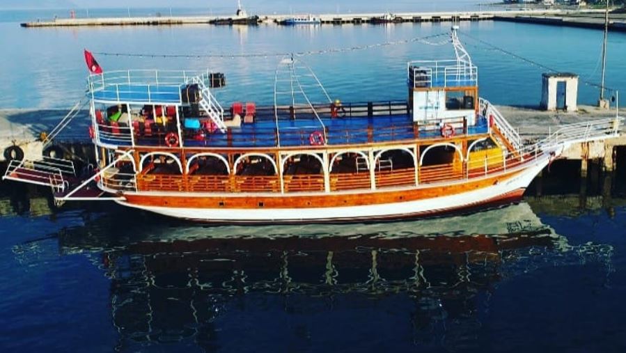 Vdes turistja në anijen turistike në Vlorë 17