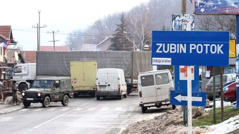 Tensionohet situata/ Serbët djegin Qendrën e Regjistrimit në Zubin Potok, hidhen granata dore në Zveçan