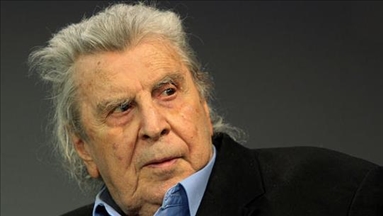 Mikis Theodorakis – ‘Lamtumira’ e fundit me një lule dhe këngë në buzë nga mijëra njerëz