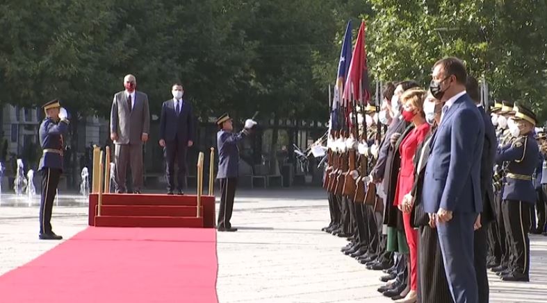 Kryeministri Rama nis vizitën zyrtare në Prishtinë, pritet me ceremoni shtetërore nga homologu i tij Albin Kurti