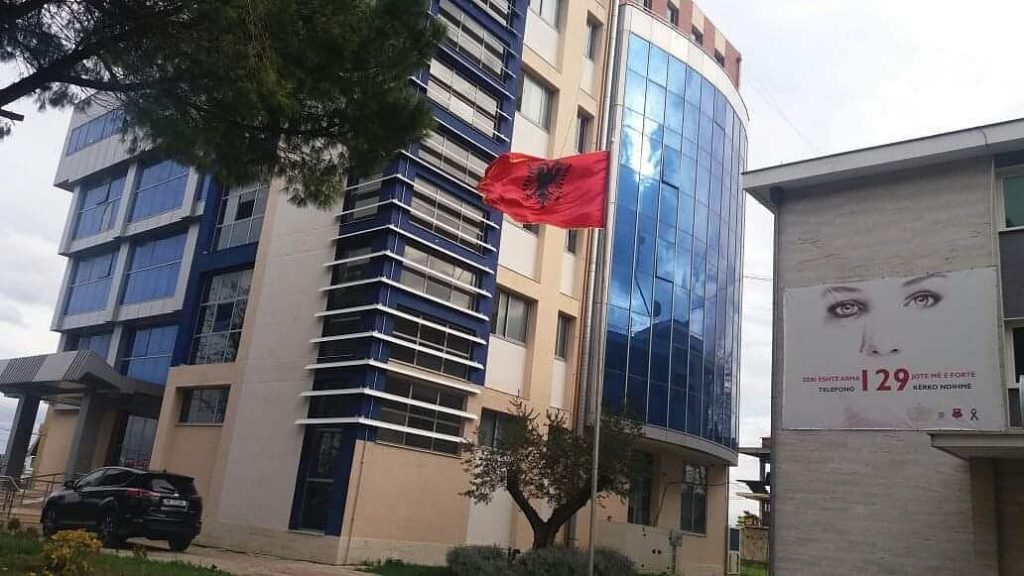 Merret peng një 25-vjeçar në Fier, ndërhyn policia