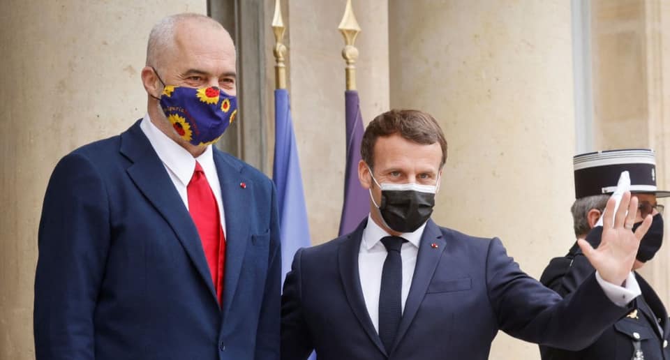 Macron përgënjeshtron Ramën: Shqipëria po paguhet për akomodimin e qytetarëve afganë!