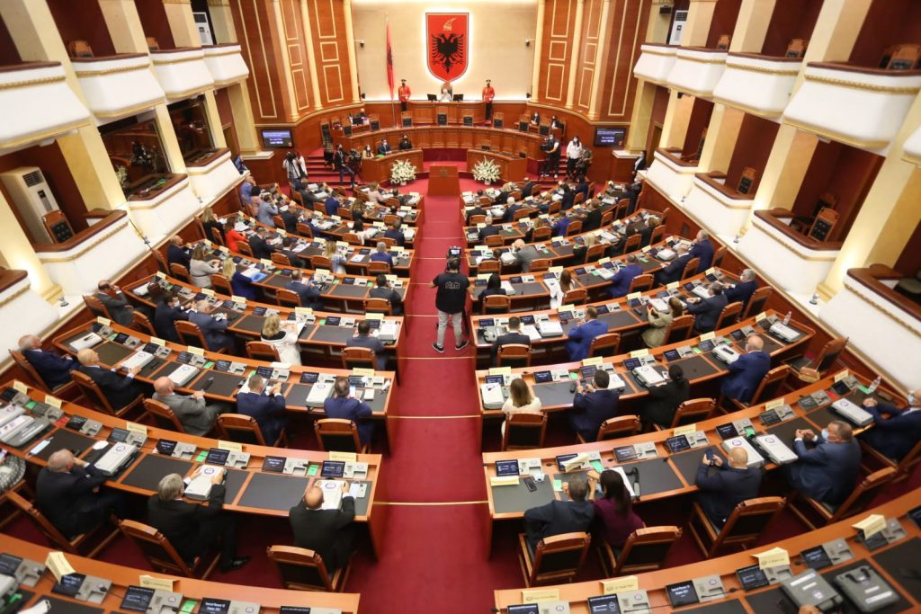 Kuvendi miraton Komisionin e Verifikimit të Mandateve, kush janë 9 deputetët nga mazhoranca dhe opozita