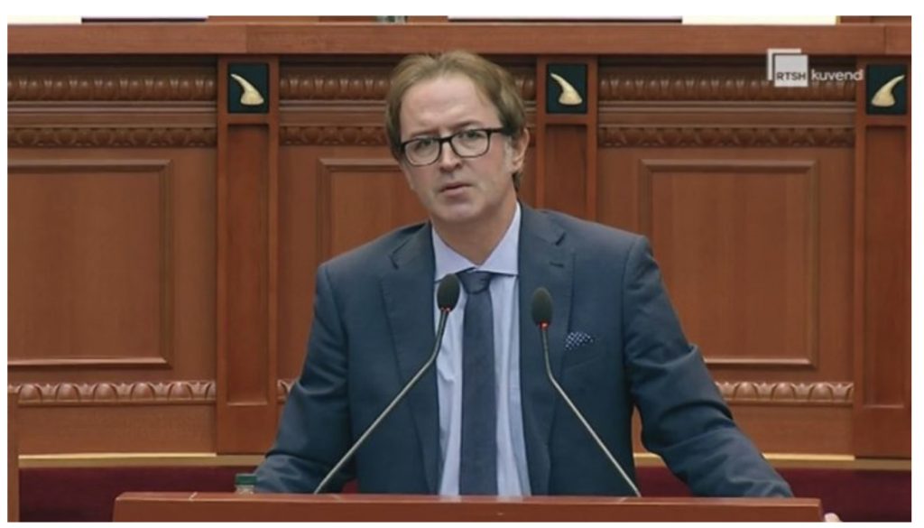 Deputeti i PD, Tomorr Alizoti: Parlamentin e shoh në një nivel “për të ardhur keq”