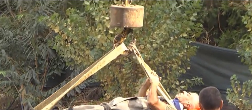 Ra nga lartësia e pallatit në ndërtim, momenti kur vinçi nxjerr nga gropa punonjësin 50-vjeçar