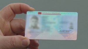 U vidhte kartat e ID pacientëve që shkonin në spital dhe merrte kredi për të blerë…pranga infermieres në Tiranë. Ja me kë bashkëpunonte
