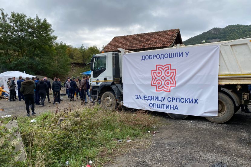 Avionët luftarakë të ushtrisë serbe fluturojnë mbi Jarinjë, duartrokitje dhe thirrje “Serbia, Serbia”, mediat e Beogradit publikojnë fotografi të tankeve