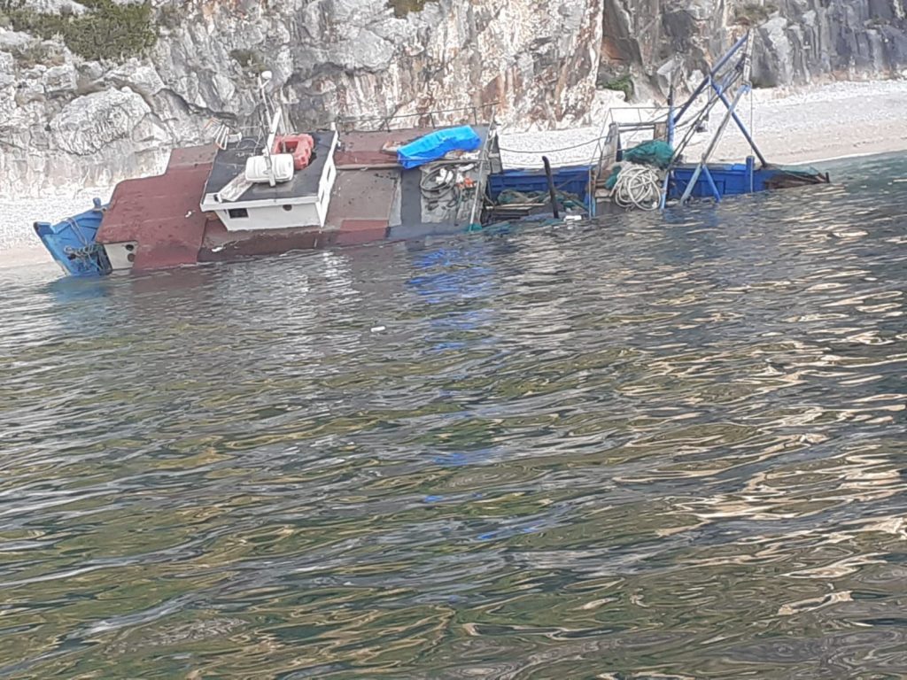 FOTO/ Mbytet peshkarexha në Karaburun, shpëtohen mrekullisht 3 personat që ishin në bord