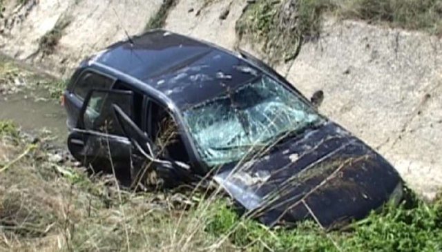 Shoferi humb kontrollin e “Ford”-it dhe përfundon në kanal, 44-vjeçari gjen vdekjen e menjëhershme
