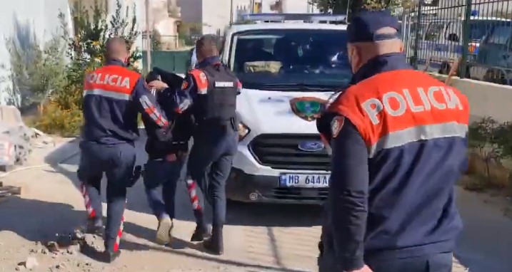 Momente tensioni gjatë shoqërimit në Komisariat, 21-vjeçari dhunon forcat ‘Shqiponja’, ata e ndaluan për…