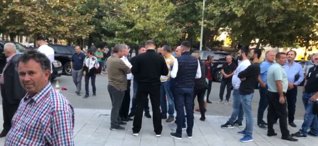Simpatizantët dalin për të pritur Berishën në Vlorë, të pranishëm dhe Leskaj, Noka e Nishani