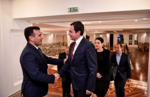 Kurti  me Zaev ‘bashkë’ Rama vazhdon nga parlamenti denigrimin e Kosovës