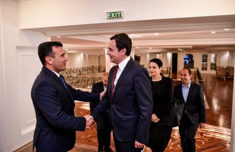 Kurti  me Zaev ‘bashkë’ Rama vazhdon nga parlamenti denigrimin e Kosovës