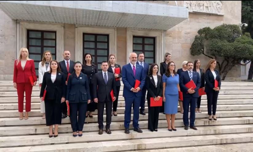 Betohet kabineti “Rama 3″/ Kreu i qeverisë dhe ministrat dalin nga Presidenca