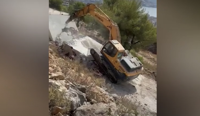 Fadromat e IKMT-së zbarkojnë në Sarandë, nis shembja e 22 objekteve pa leje