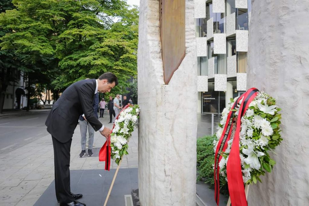 Basha, homazhe në Memorialin e liderit të Lëvizjes Studentore: Krenaria për Azem Hajdarin na bashkon