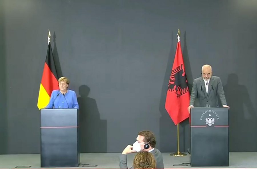 Rama u mbyll mikrofonin/ Gazetarët kosovarë protestojnë